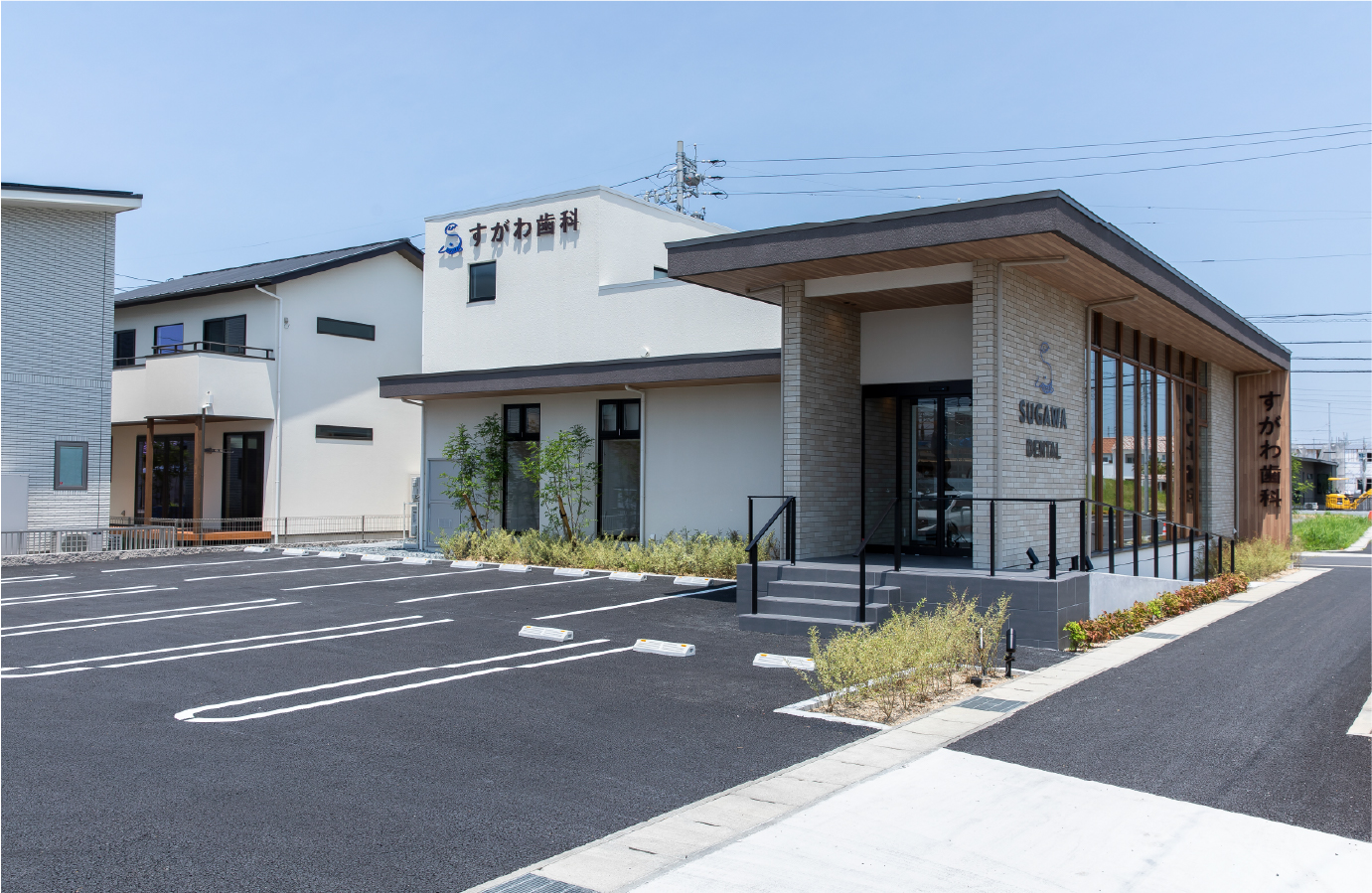 笑顔で寝そべる母子