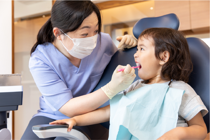 口を開けるお子さま