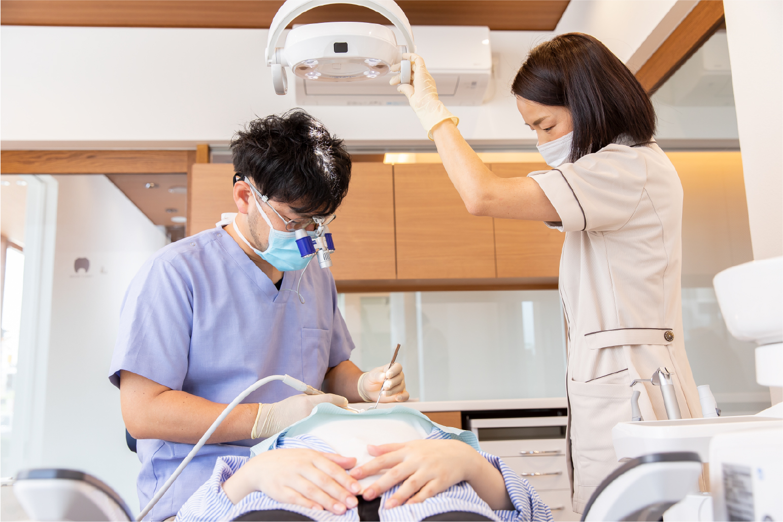 笑顔で診察を受ける女性