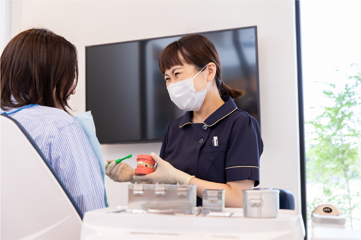 笑顔で歯磨きをする女性